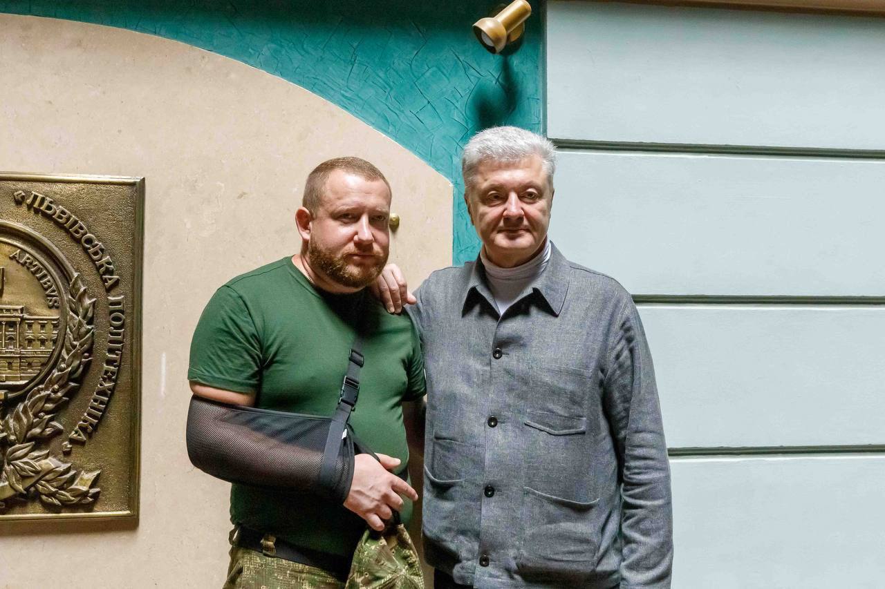 Порошенко в почти 40-градусную жару во Львове "вышел в люди" в гольфе и пиджаке стоимостью более двух тысяч евро