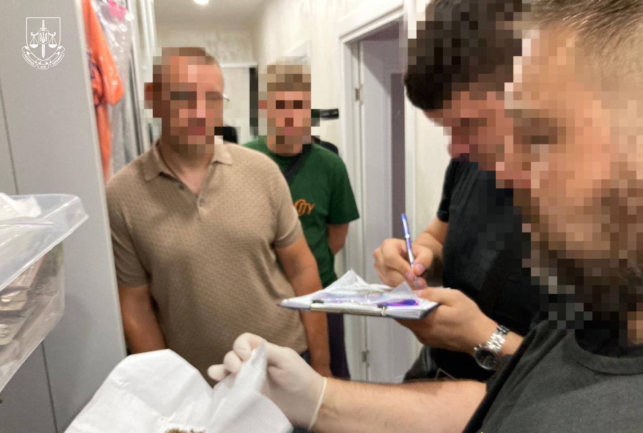 Готовили поджоги торговых центров и АЗС в Европе: силовики задержали банду украинцев, завербованных ФСБ (фото, видео)