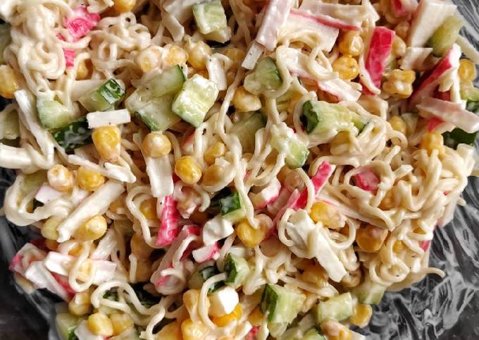 Салат з мівіною та крабовими паличками: швидкий рецепт смакоти