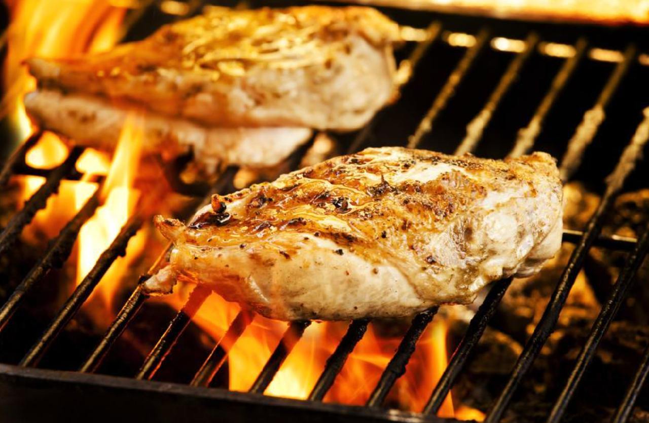 Курячі стегна в маринаді: ідеальна страва, щоб приготувати на мангалі