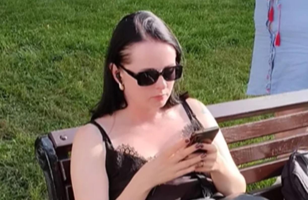 Сотрудница Львовской ОВА игнорировала гимн Украины и показывала непристойные жесты: как ее наказали