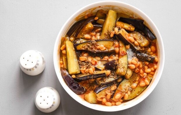 Салат з баклажанів та квасолі: апетитна й поживна страва