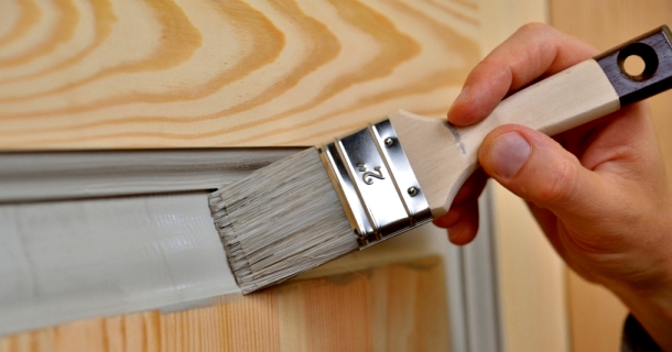 Как покрасить старую дверь и как выбрать правильную краску