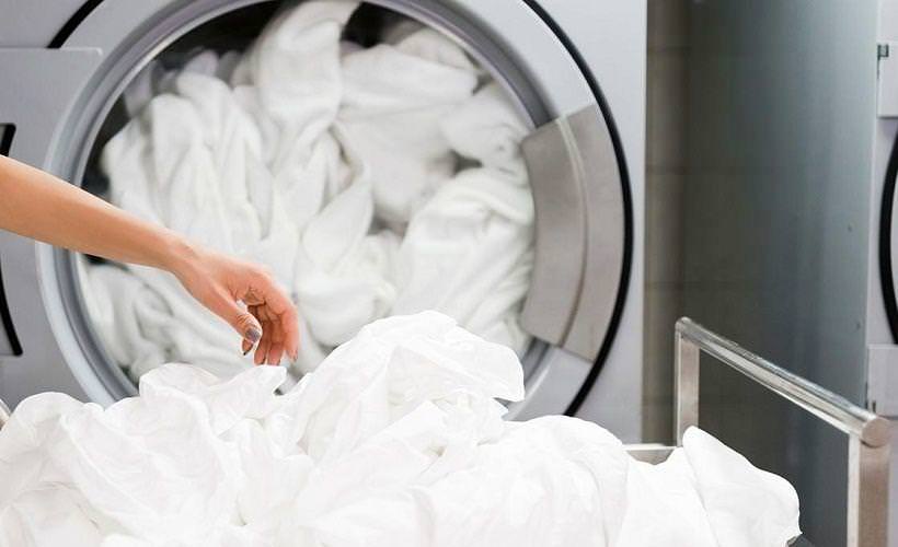 Как правильно стирать тюль вручную и в стиральной машинке, чтобы был белоснежным
