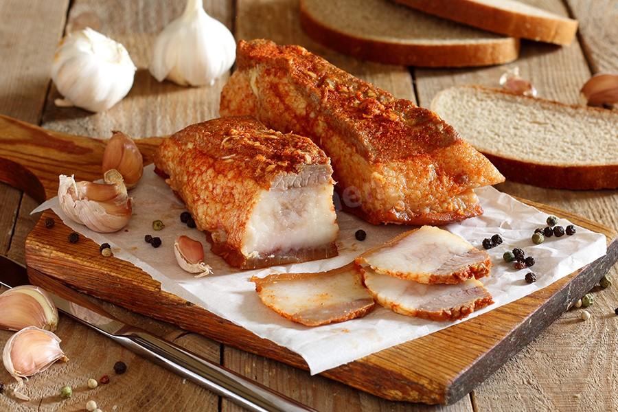 Сало в луковой шелухе: простое и нежное блюдо, тающее во рту