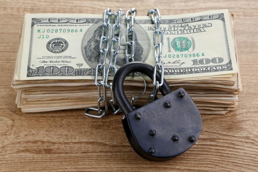 В Украине с сегодняшнего дня заработали лимиты на операции с валютными картами: что они предусматривают