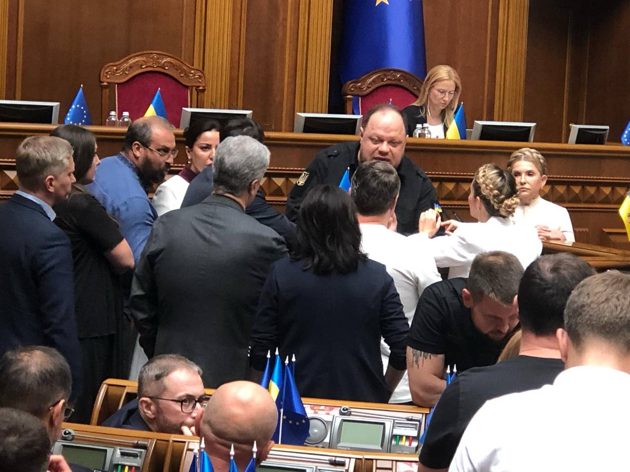 Нардепи заблокували трибуну у Верховній Раді