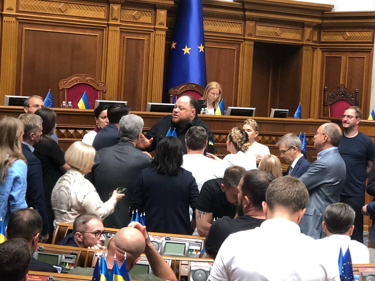 Нардепи заблокували трибуну у Верховній Раді