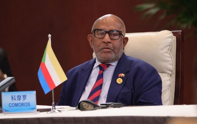На президента Коморських островів напали з ножем під час похорону: що відомо