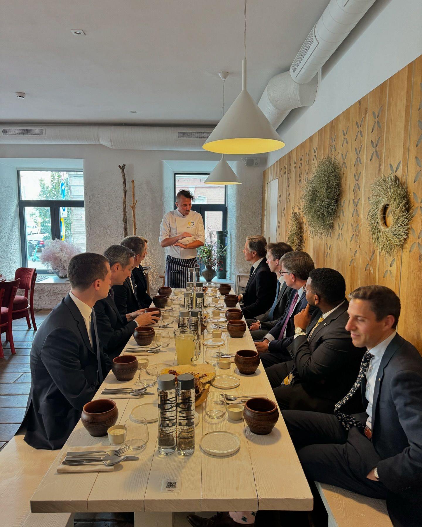 Ели копченые груши и верещаку: участники саммита Крымской платформы пообедали в ресторане Клопотенко