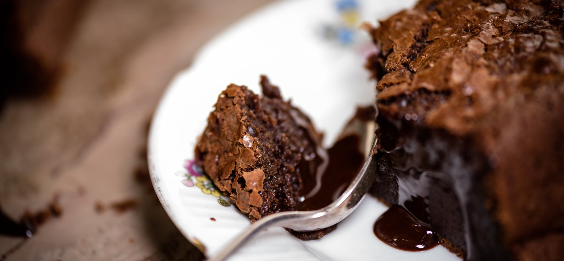 Шоколадний пудинг із рідкою начинкою: простий рецепт за 10 хвилин