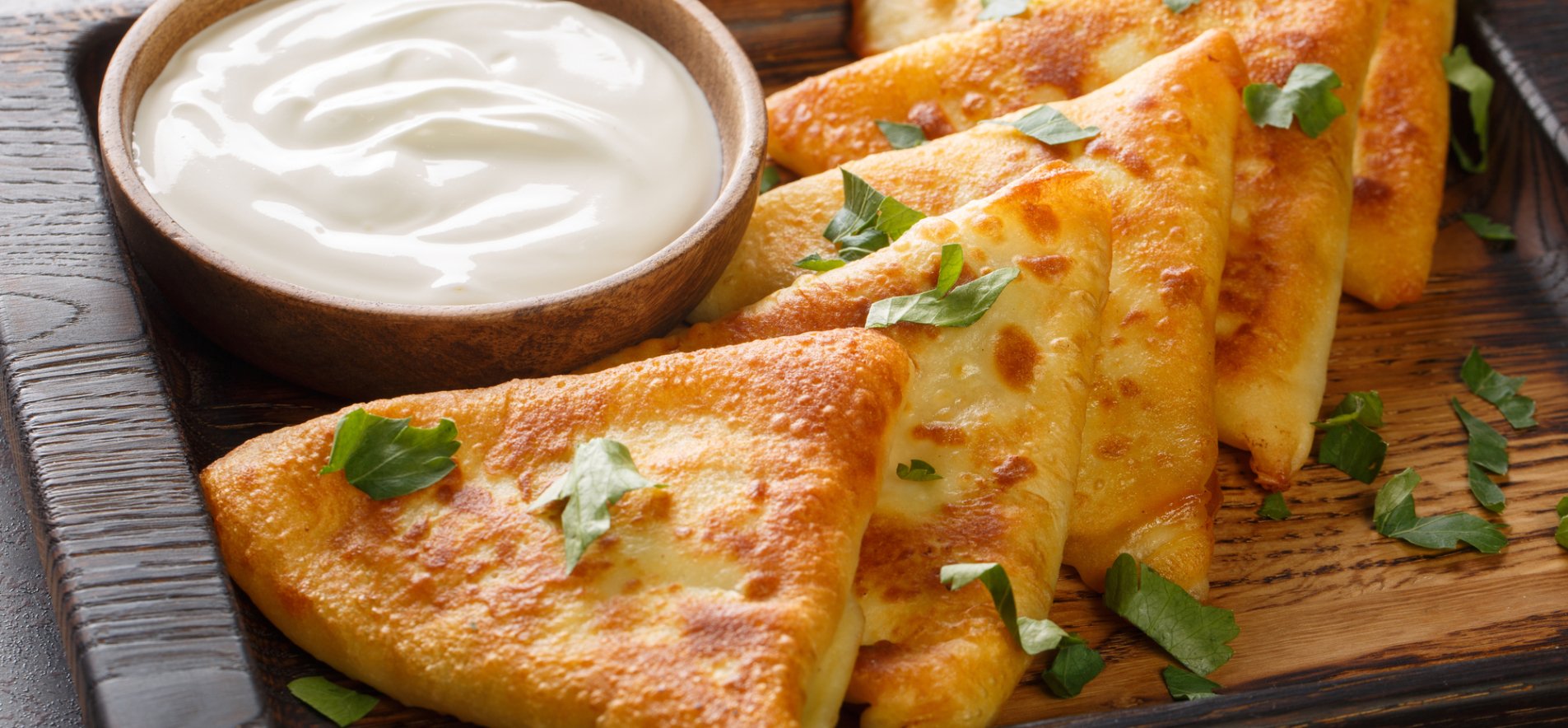 Быстрые бендерики с курицей на завтрак – простой рецепт