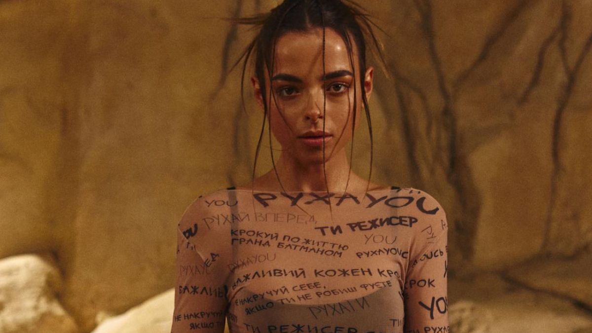 Скандальна художниця Соня Морозюк змінила зовнішність і поїхала з України