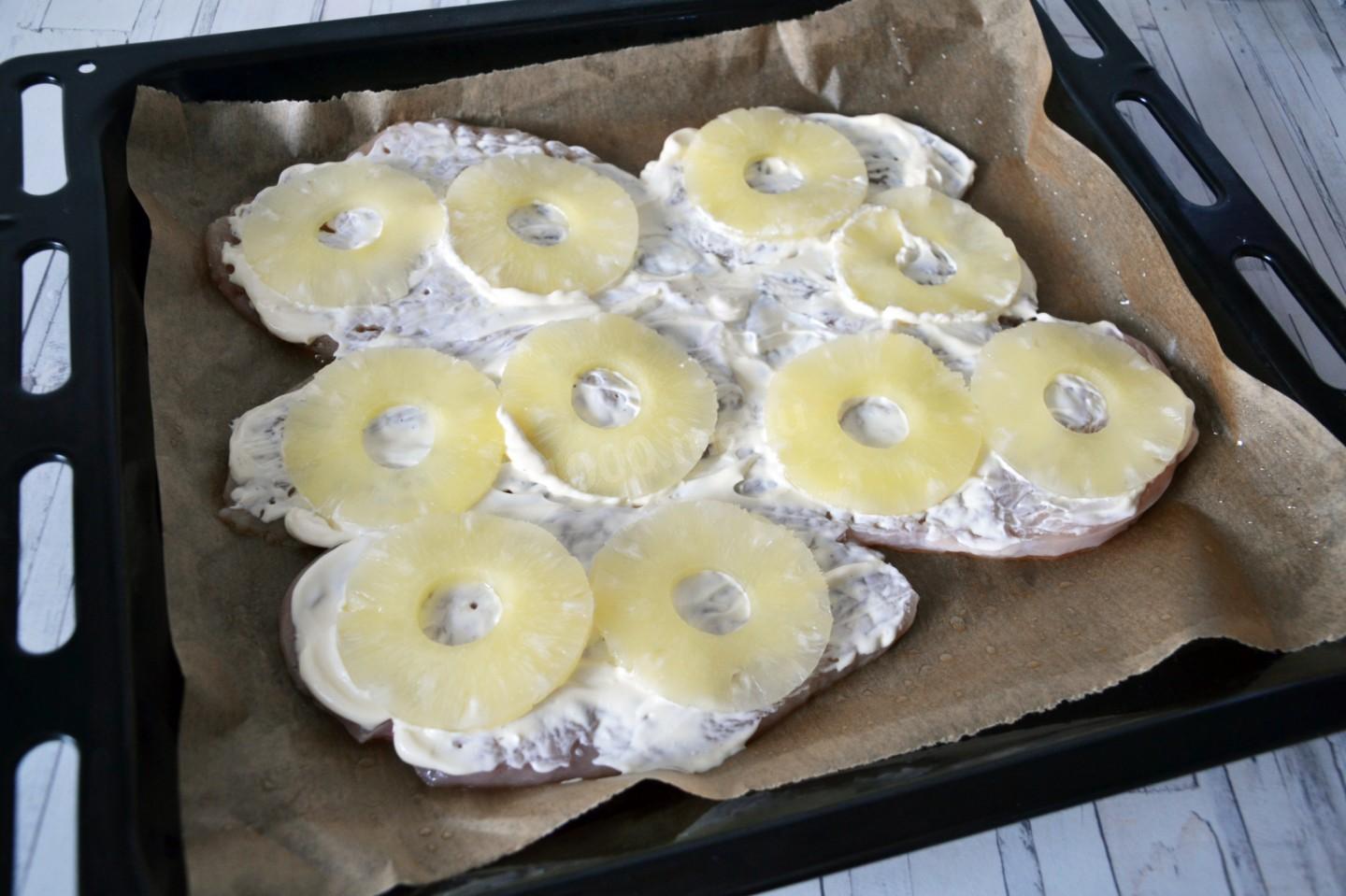 Простые рецепты вкусности: отбивные с ананасами и сыром