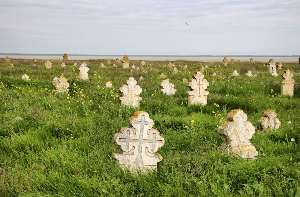 На Одещині старовинний цвинтар обвалюється в озеро (відео)