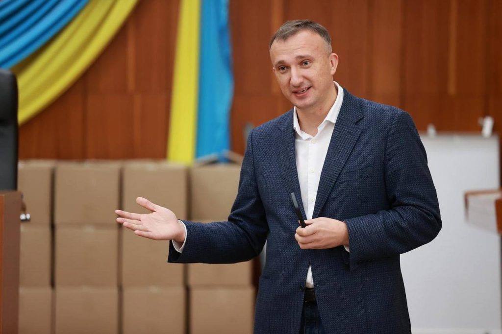 Колишній мер Ірпеня Володимир Карплюк запевняє, що почав будувати незаконний ринок ще у 1992 році. Тоді йому було 11 років