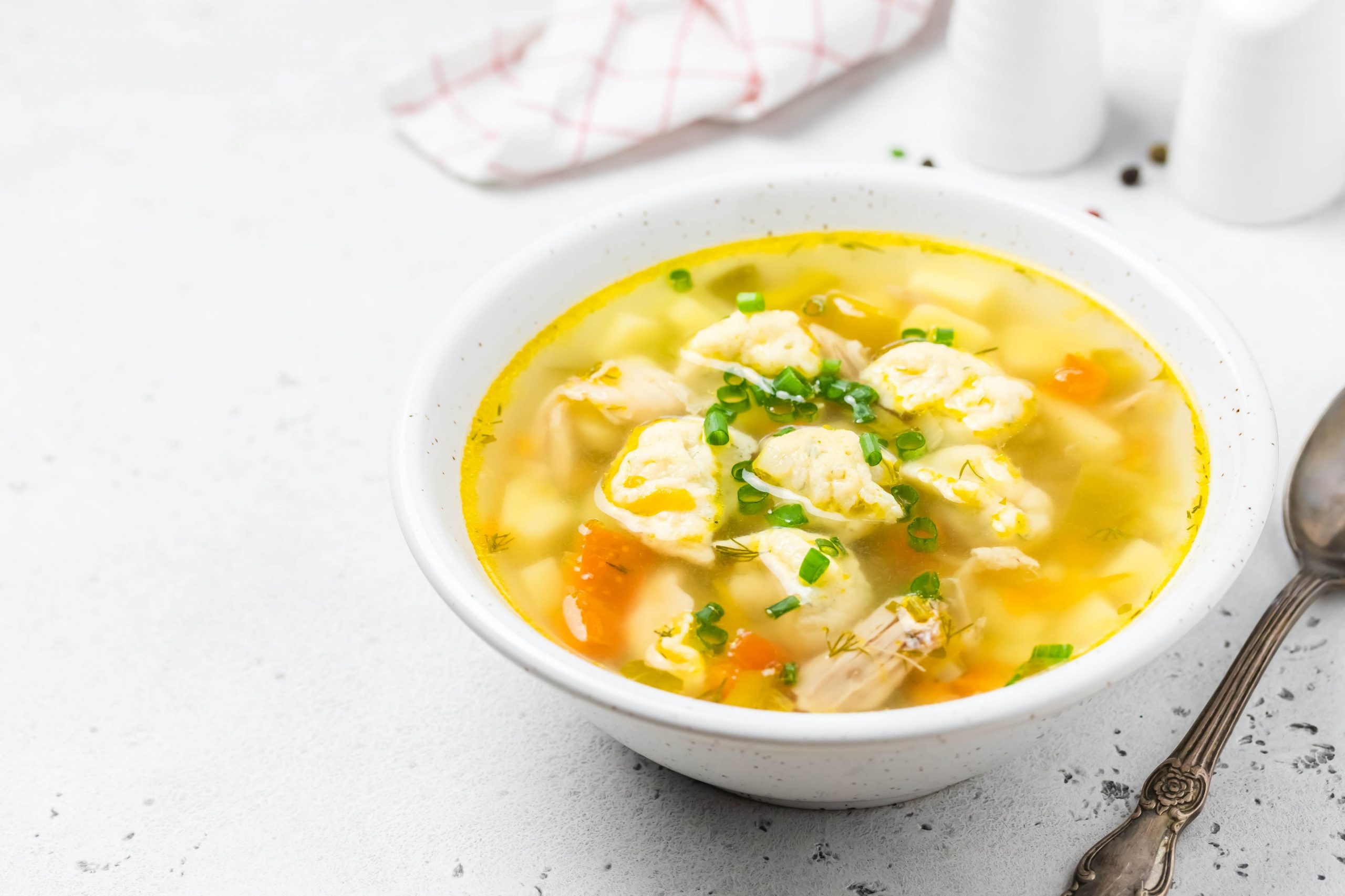 Прості рецепти смакоти: готуємо суп з пельменями