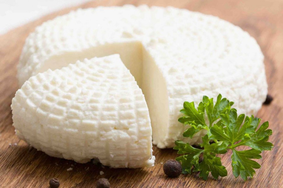 Простые рецепты вкусности: готовим домашнюю брынзу