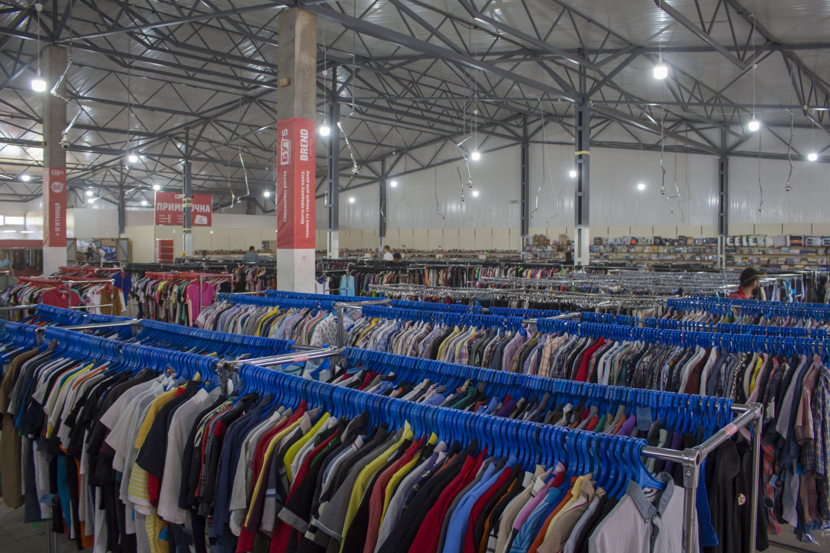 В секонд-хенде Киева продали пальто женщины пока она примеряла одежду