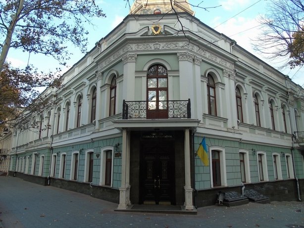 Заместитель одесского областного прокурора Максим Ракович оформил на мать шикарный дом вблизи моря и квартиру