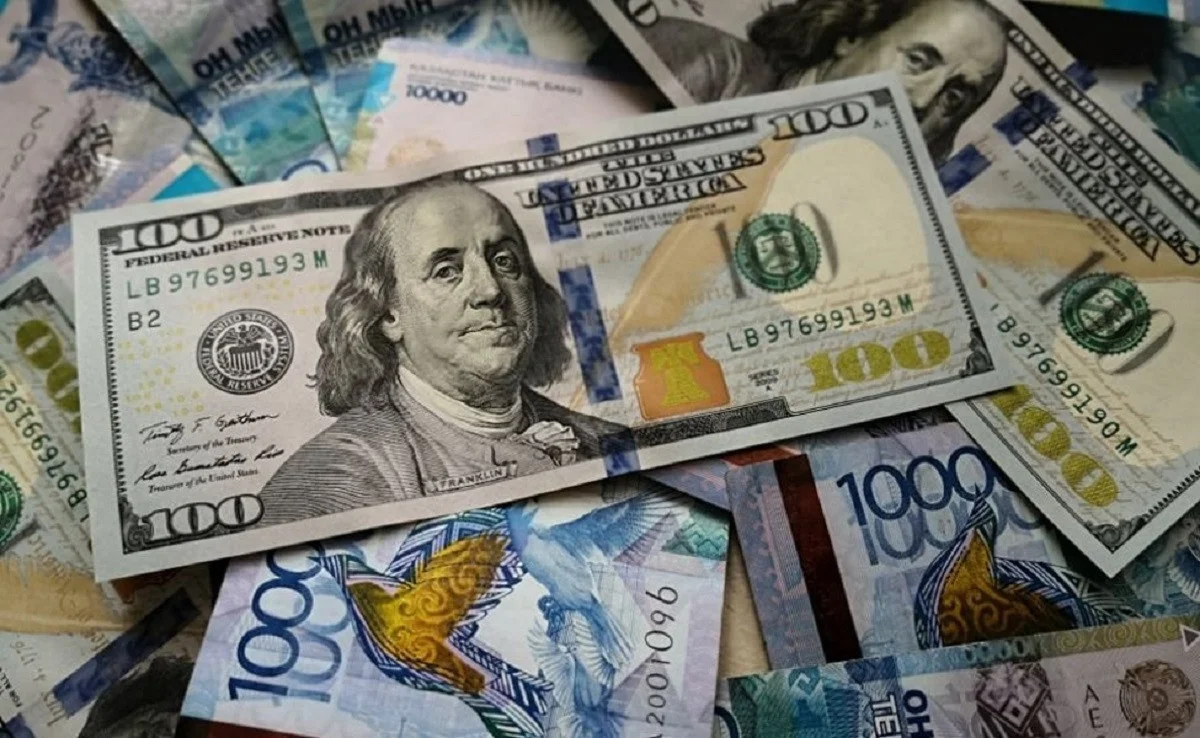 Долар продовжує рости: курс валют на 19 листопада