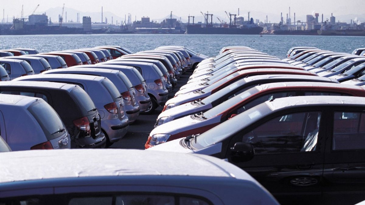 Украинцы в 2024 году завезли машин на рекордные 3,3 миллиарда долларов