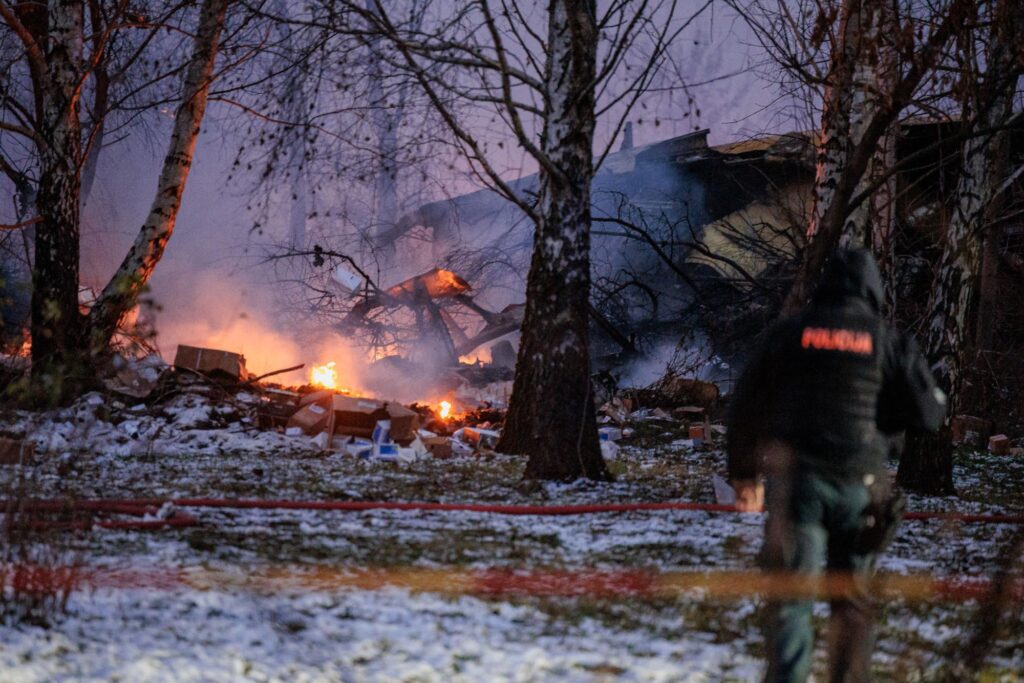 У Вільнюсі вантажний літак DHL впав на житловий будинок: загинув пілот, ще одну людину шукають