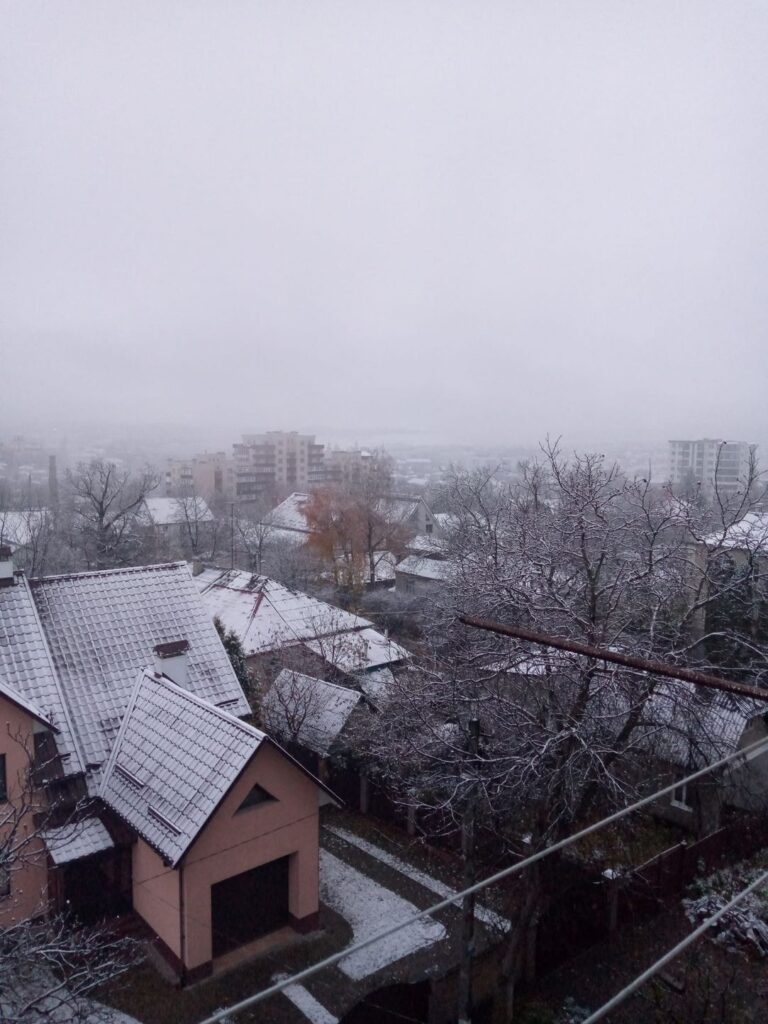 Украину засыпало снегом (фото)