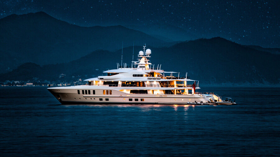 Главный единоросс Дмитрий Медведев, который угрожал разбомбить Лондон, купил себе новую яхту в Великобритании