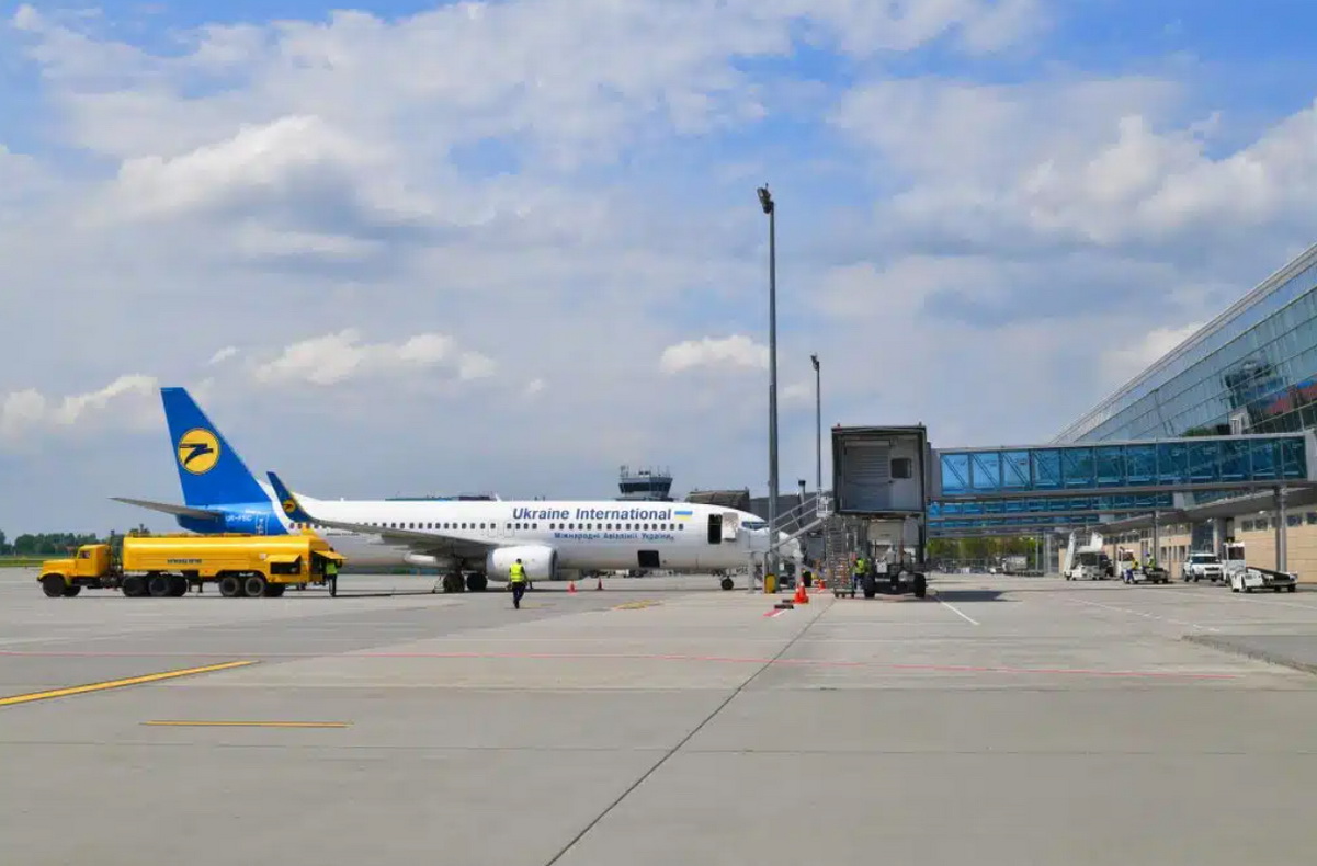 Возобновление авиаперелетов в Украине пока невозможно: Шмигаль назвал причины