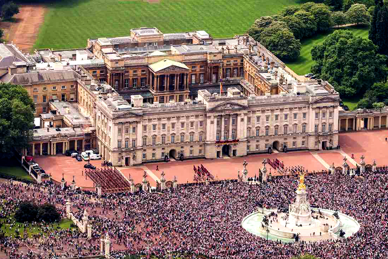 Букингемский дворец в Лондоне закрывают на реставрацию на три года