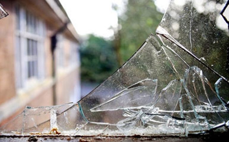 Как правильно заклеить окна скотчем на случай взрывов: схема