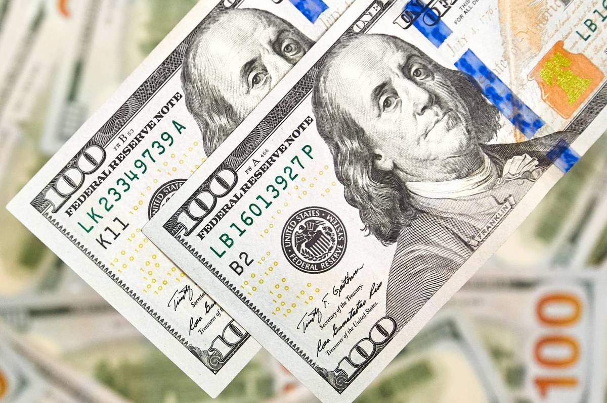 Гривня посилилась: курс валют на 15 листопада