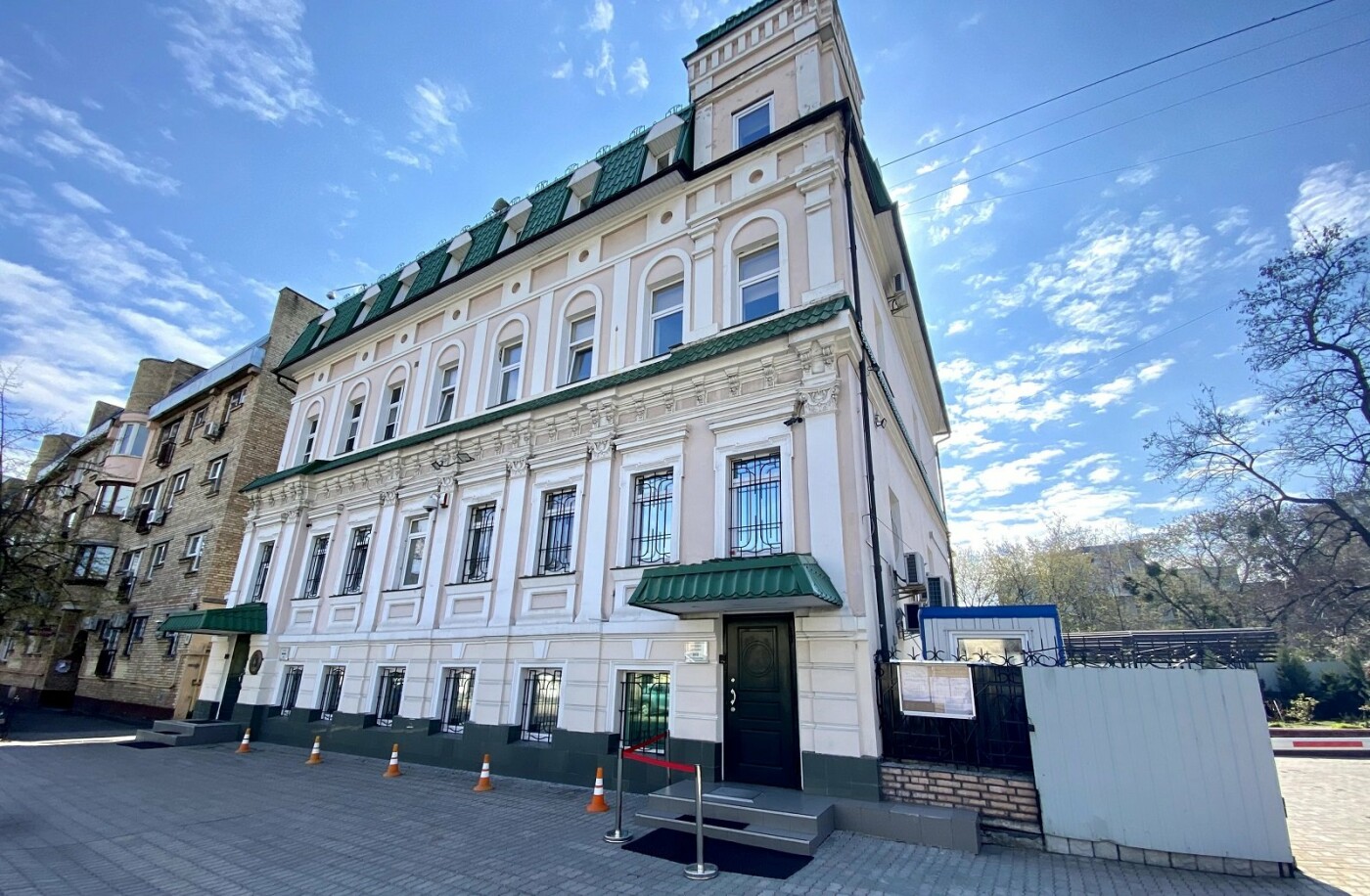 Посольство Іспанії в Києві тимчасово припинило консульські послуги через загрозу повітряних атак