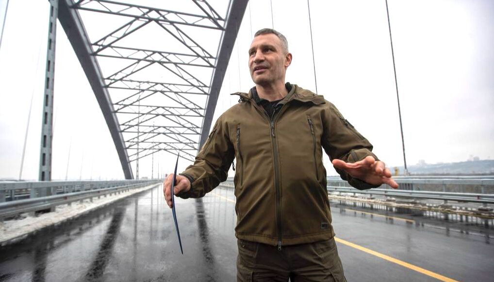 У Києві відкриють рух Подільським мостом для легкових автомобілів та міського транспорту