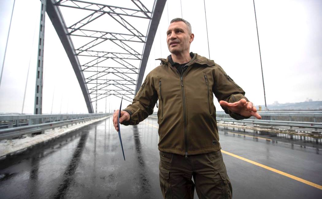 В Киеве откроют движение по Подольскому мосту для легковых автомобилей и городского транспорта