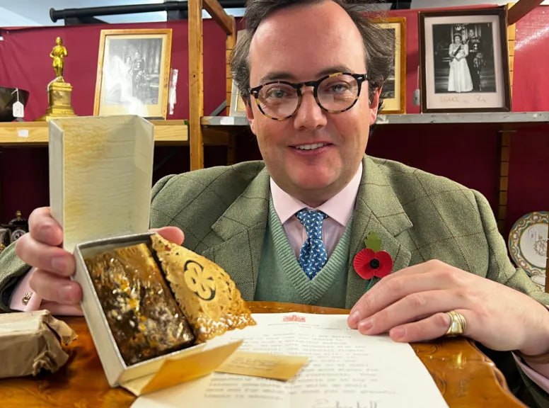 Шматок торта з весілля королеви Єлизавети II продали на аукціоні за понад 2 тисячі фунтів стерлінгів