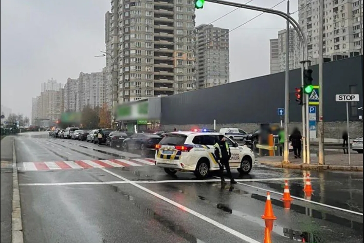 У Києві масштабний прорив трубопроводу: підтоплені вулиці, парковки та перекрито рух транспорту