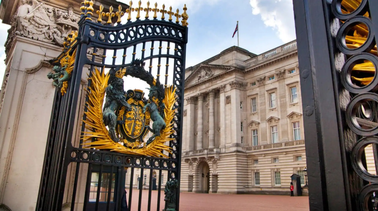Букингемский дворец до 2027 года не будет принимать гостей