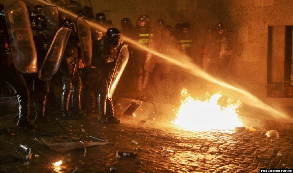 Протести у Грузії загострюються: застосовано "коктейлі Молотова" та сльозогінний газ