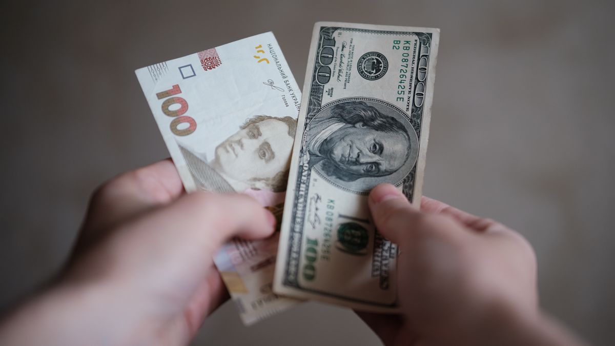 Гривня продовжує слабшати: курс валют на 13 грудня