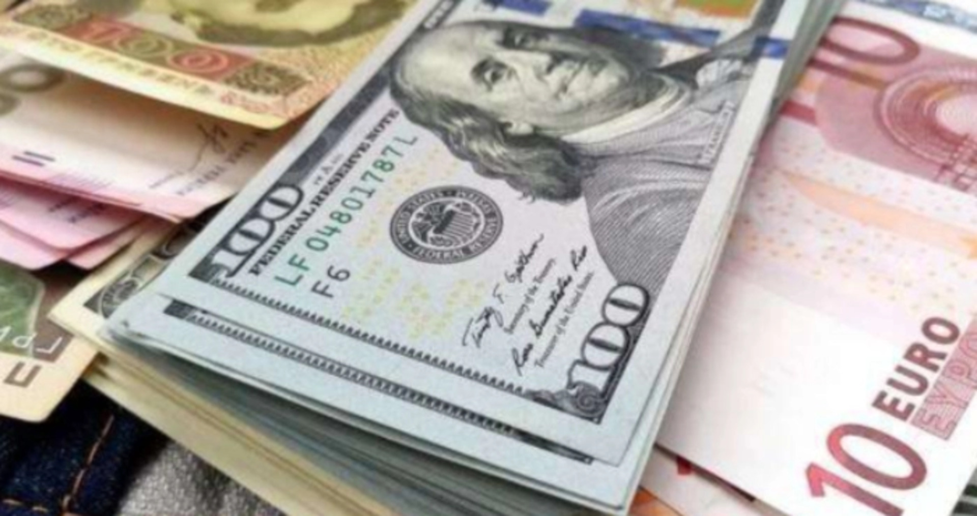 Долар продовжує зростати: курс валют на 12 грудня