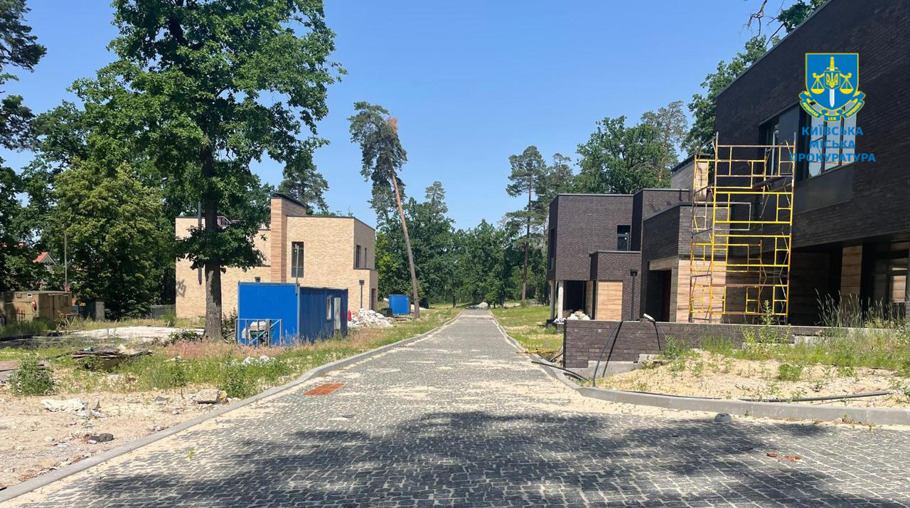 Суд зобов’язав знести котеджне містечко "Пуща Residence" в Києві