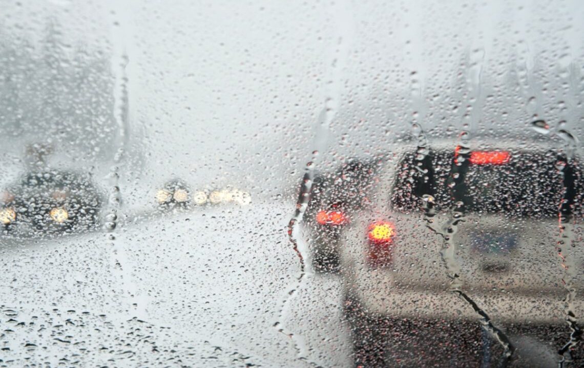 Мокрий сніг та дощ: прогноз погоди на 17 грудня