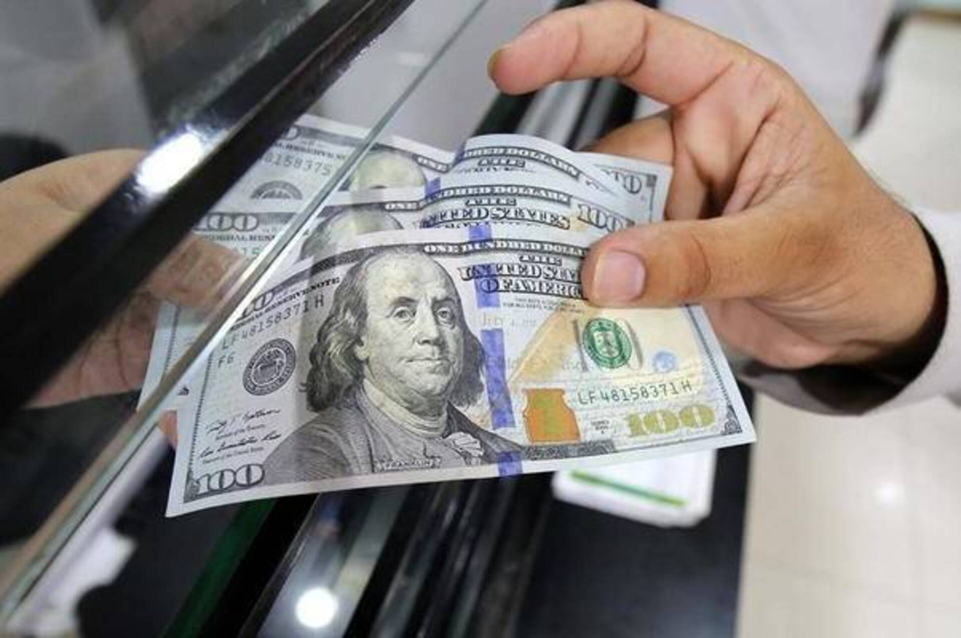 Гривня продовжує падіння: курс валют на 20 грудня