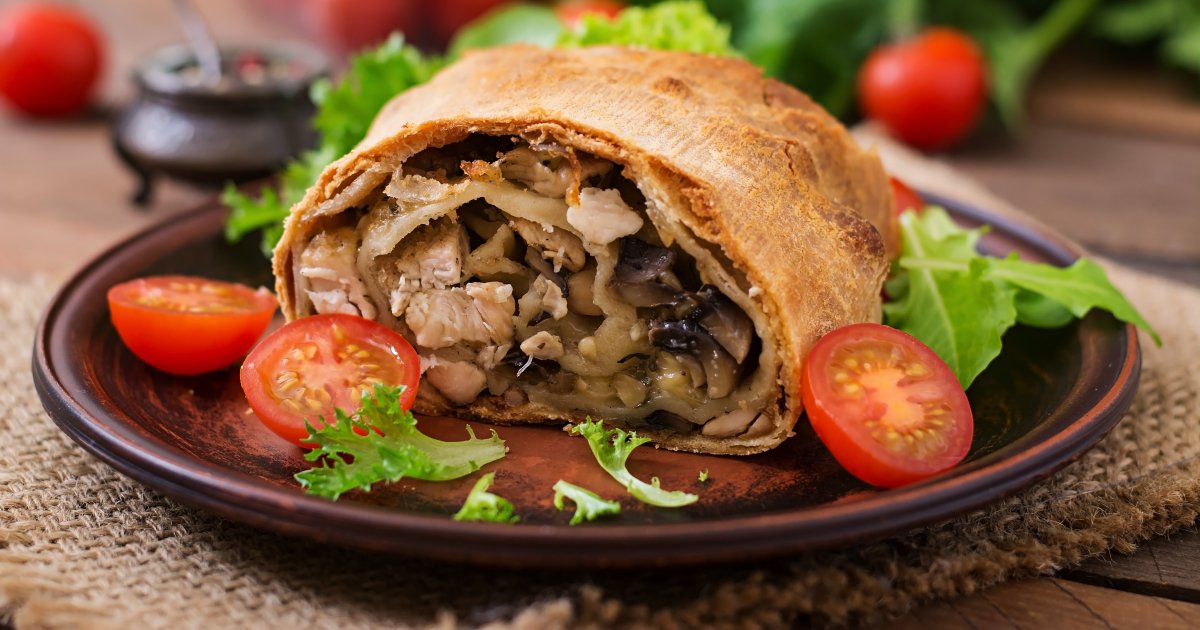 Простые рецепты вкусности: штрудель с курицей, творогом и грибами