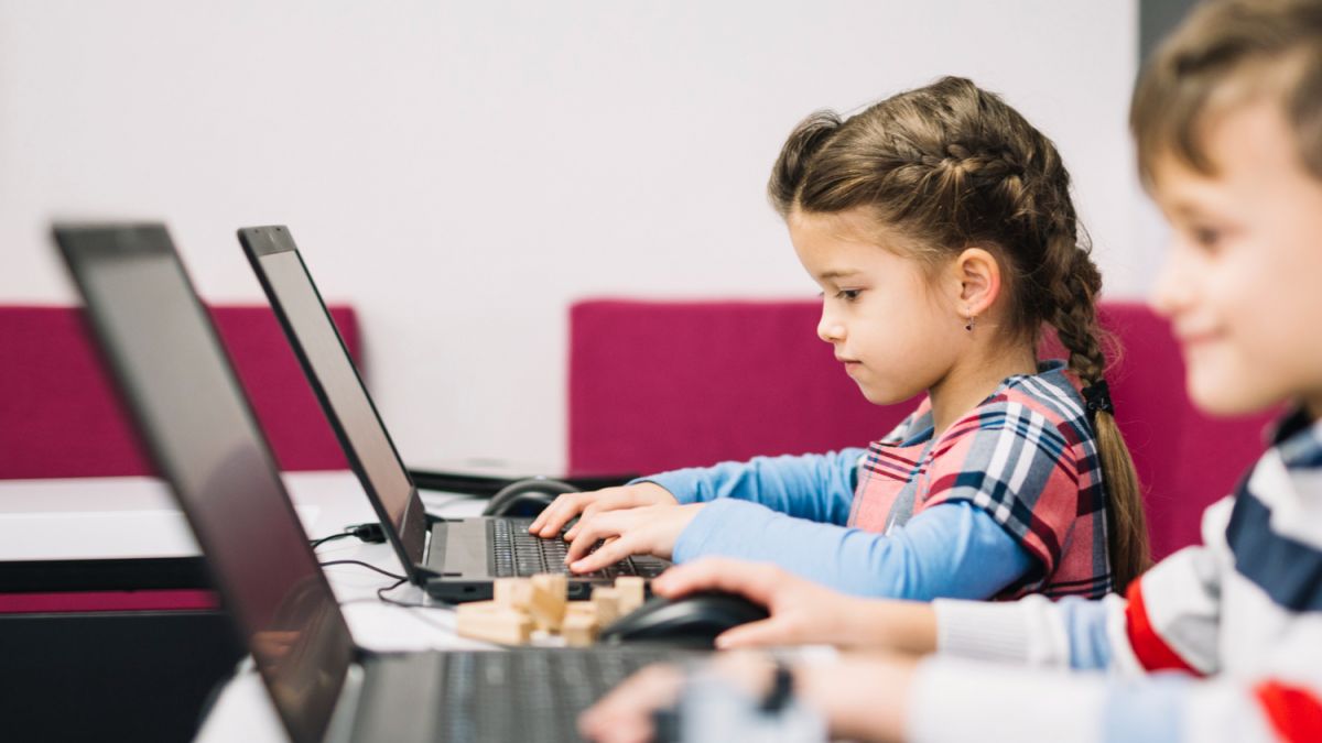 Скандал навколо чат-ботів: ШІ звинувачують у спричиненні самогубств і підбурюванні до насильства