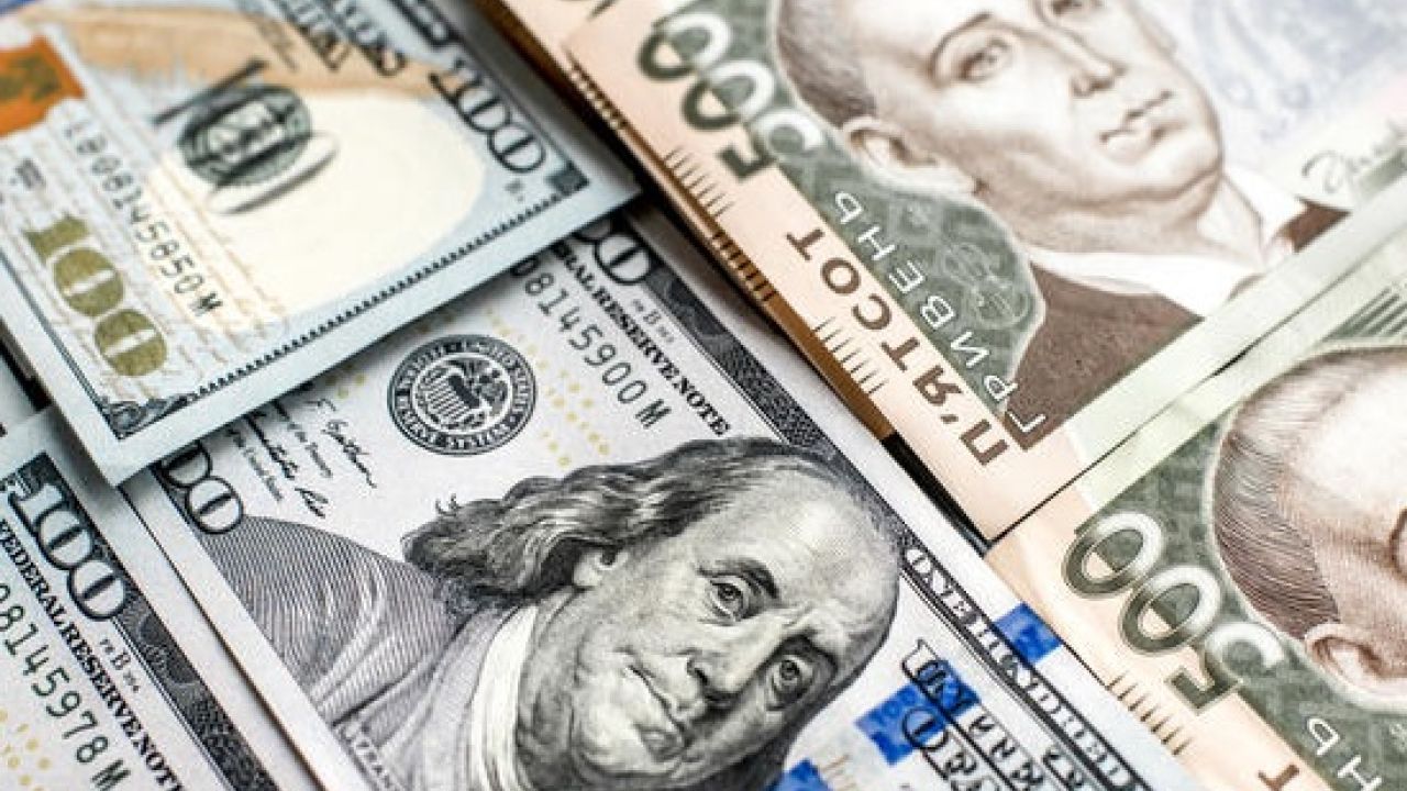 Долар б'є рекорди: курс валют на 18 грудня
