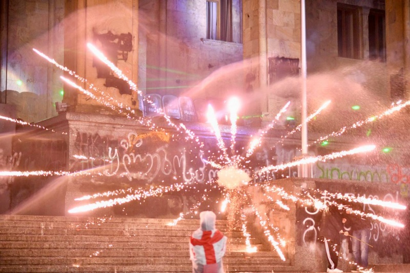 Протести у Грузії загострюються: застосовано "коктейлі Молотова" та сльозогінний газ