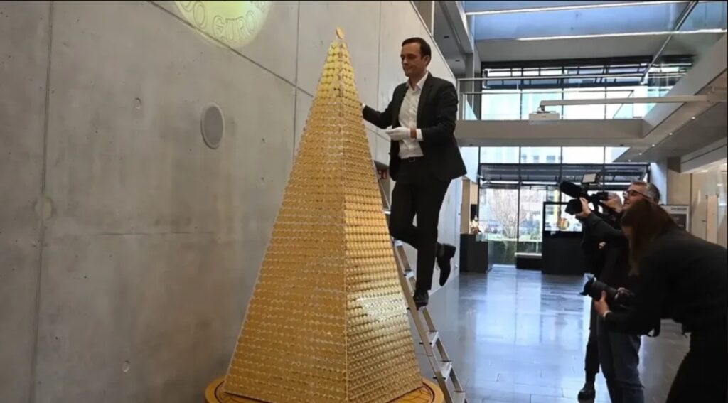 $5 мільйонів у золоті: у Німеччині створили найдорожчу ялинку у світі (фото)